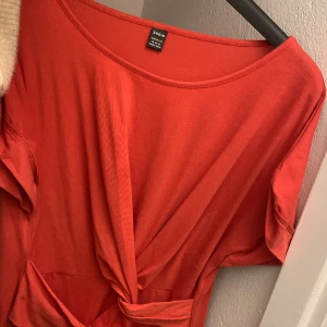 Orange sommarklänning - Orange sommarklänning, ner över knäna med volang i midjan 