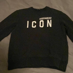 Dsquared2 hoddie - En snygg Dsquared2 hoddie skick 10/10 Säljer den då jag vuxit ur den Den kostar att köpa i butik 2300kr