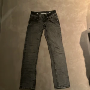 Pepe jeans gråa - Storlek 24/30 lågmidjade