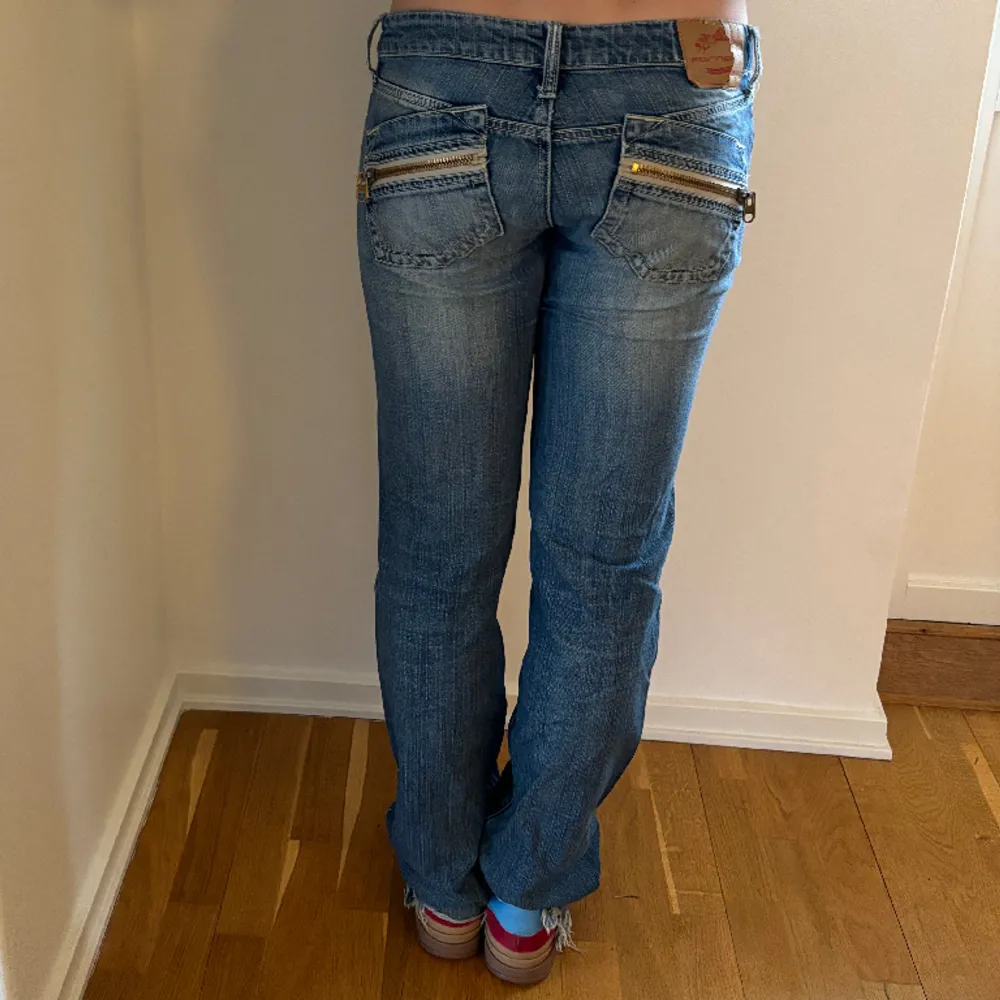 Säljer mina ass coola jeans med snygga dragkedjor på fickorna! Perfekta till vardag men också till fest💖. Jeans & Byxor.