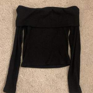 Super snygg stickad of shoulder tröja i svart i storlek s men funkar xs från Gina tricot och knappt använd 🤍