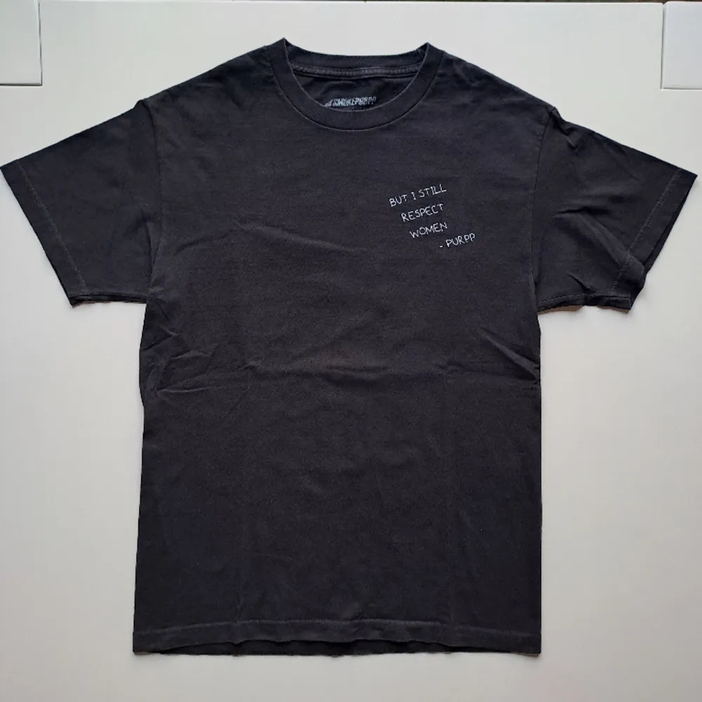 Varumärke: Merch för Smokepurpp Produkt: T-Shirt  Material: 100%bomull  Storlek: S/M Färg: Svart  Kondition: Bra begagnat skick  Mått: L: 69cm B: 50cm Kön: Herr/Unisex. T-shirts.