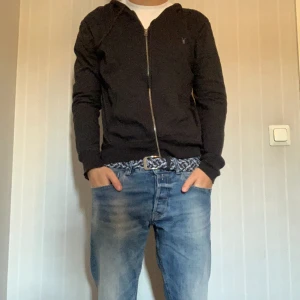 Allsaint zip hoodie - Nypris: 1899 kr  I  Mitt pris: 436  Väldigt bra skick, inga hål eller fläckar. Väldigt tunn hoodie som passar bra till sommaren
