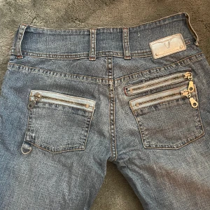 Raka blåa jeans  - Säljer vidare dessa jättefina coola jeans som jag köpt här på Plick, pga de var alldeles för små på mig. Står på jeansen att de är i storlek S men jag skulle nog säga att de är storlek XS. De är i perfekt skick. Pris går att diskutera :) 