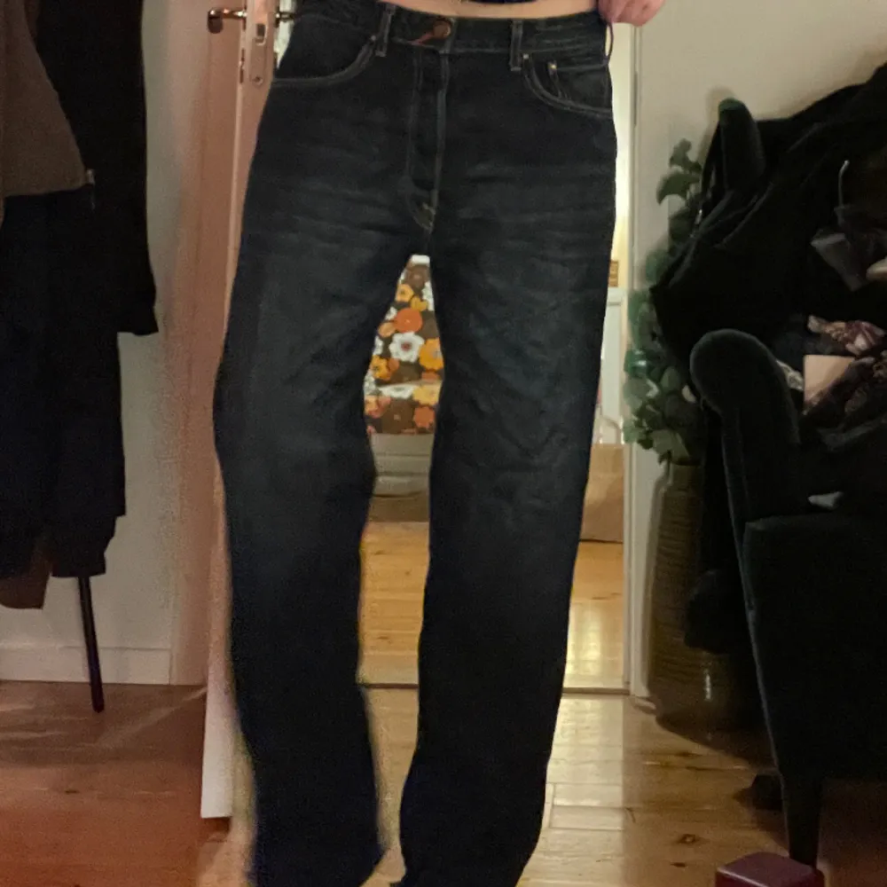 Asnajs blåa baggy jeans från Levi’s✨ sitter bekvämt och löst och de har snygga detaljer. Lite slitningar vid byxslutet som man ser på bilden, annars bra skick och kvalitet💞 midjemått ca 90 cm. Meddela vid frågor!. Jeans & Byxor.