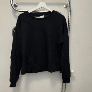 Svart tröja med detaljer  - Basic svart tröja med lite detaljer (se bild 3) köpt för ett tag sen men inte alls använd så fint skick! Storlek Xs men passar mig som är en S också! 