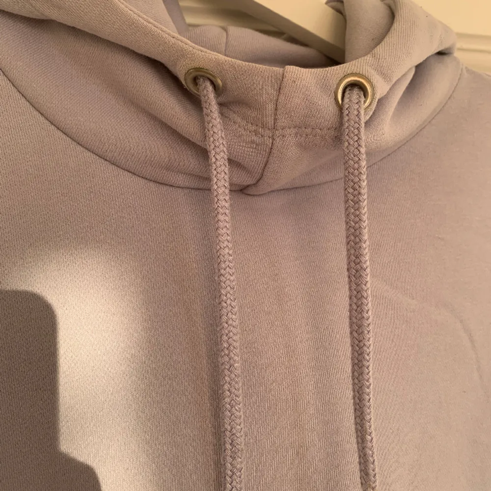Tunn ljuslila luvtröja från SOC i storlek S. Har inga fläckar/hål och är i hyfsat bra skick.. Hupparit & Collegepaidat.