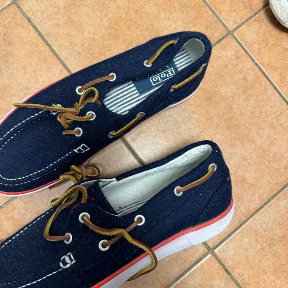 Polo Ralph Lauren loafers i storlek 42. Säljs för 750kr.. Skor.