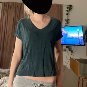 Hollister t-shitt - Fin mörkgrön tshirt från Hollister. 💗