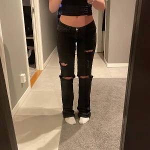 Jeans - Ett par jättefina lågmidjade jeans med hål🌟Tyvärr vet jag inte storleken men de passar mig som vanligtvis har storlek 38 i jeans🤍