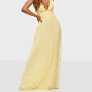 Balklänning  - Superfin gul balklänning från nelly, använd två gånger så den är i bra skick! Den är i storlek 38, men passar mig som har storlek 36. Skriv för egna bilder💗