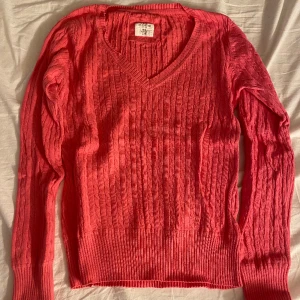 Stickad tröja  - Mörkrosa kabelstickad tröja, använd 1 gång. Den är väldigt tunn. 