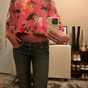 Fin tröja  - Super söt cropped tröja som är väldigt unik💕