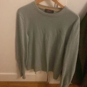 Morris tröja rundhalsad - Skön Oneck från Morris i en fin ljusgrön färg, Passar perfekt med en skjorta under! Mjuk och behaglig bomull! Nyskick, inga defekter alls. Är köpt ifrån en special Collection så går inte att få tag på längre! Priset kan diskuteras!