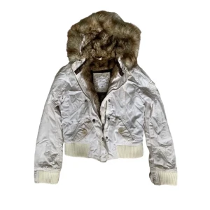 Abercrombie & fitch jacka - Vit abercrombie & fitch vinterjacka med päls inuti! Dragkedjan är tyvärr sönder men jackan har knappar så man kan stänga jackan helt! Inga större skador eller fläckar🩷 står på jackan att den är storlek M men är snarare storlek S