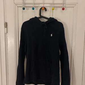 Ralph Lauren hoodie,  Köpt i Barcelona, grymt bra skick.   Nypris:1600kr  