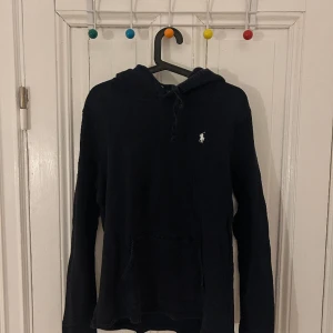 Stickad Ralph Lauren Hoodie! - Ralph Lauren hoodie,  Köpt i Barcelona, grymt bra skick.   Nypris:1600kr  