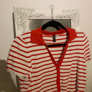 Croppad randig t-shirt  - Använd en gång,i väldigt bra skick,röd och vit randig,med en röd krage.