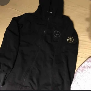 Stone Island zip - Storlek S passar dom flesta  inte äkta  Skriv vid frågor