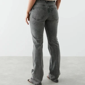 Skit snygga jeans!💕 - Gråa straight jeans. Lånade bilder, kom privat för fler bilder.