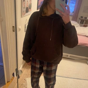 Brun hoddie - Brun hoddie, inte använd super mycket, strl L från Lindex  Priset är rätt lågt då den saknar en av metall bitarna på snöret💕