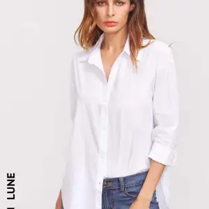 En snygg vanlig vit skjorta som som passar till allt. Nästan aldrig använd.  Jag är 170 cm lång, S i toppar och M i jeans. Det går alltid att lägga prisförslag!!! 🪩🩷