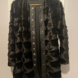 Pälsliknande jacka från Zara Stl M - Jättesnygg jacka / kappa från zara . Använd Max 2 ggr så mkt fint skick. Inköpt i London . Stl M