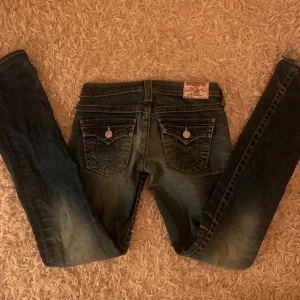 Lågmidjade jeans  - Skitsnygga jeans som är bootcat och som lägger sig perfekt över skorna! Perfekt längd för mig som är 1,70. Säljer för att de inte kommer till användning:)