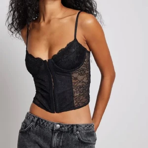 Spetstopp  - En oanvänd spets korsett i storlek XXS från nakd. Köpt gör ett år sen o helt oanvänd med lapp kvar. Slutsåld på hemsidan o nypris 350kr