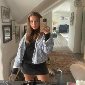 RandigJacka - En tunn randig jacka 💙 vitt blå ! Super fin till vår/sommar 