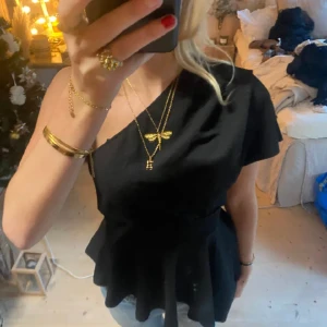 Svart Blus - (lånade bilder, skriv om du vill ha flera) Köpt här på plick och har aldrig använt den själv 💗Bra skick