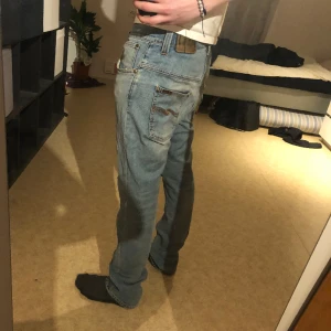 Nudie jeans 32/32 - Riktigt shyssta slim Nudie jeans i skick 8/10. Ej användna så mycket men det är lite nött på fick-kanten så därav 8/10 i skick men det är inget jag har tänkt på. Hör av er för fler bilder eller frågor/funderingar!