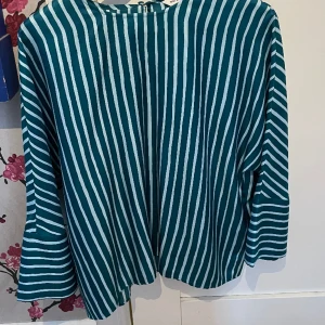 En marimekko blus som köptes för 1700kr men säljer för 600kr - Storlek M säljer för att den är för stor