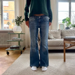Low waist jeans  - Säljer dessa perfekta basic low waist jeansen modellen är 169 cm Midjemått : 37 cm Innerbenslängd: 70 cm