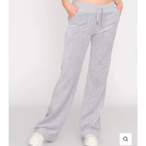 Juicy Couture byxor - Säljer dessa ljusgråa Juicy Couture byxor då dom inte kommer till användning. Inga defekter😊 Köpta på nellys hemsida! Nypris 1199kr och jag säljer för 400 kr. Hör av dig om du har några funderingar eller om du vill ha mer bilder!