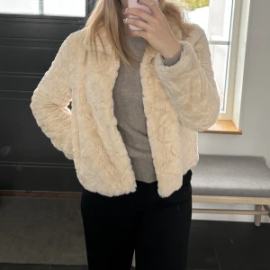 Krämvit jacka i fuskpäls, storlek small - Mysig jacka i fuskpäls som är köpt på Miinto. Märket är Chelsea.