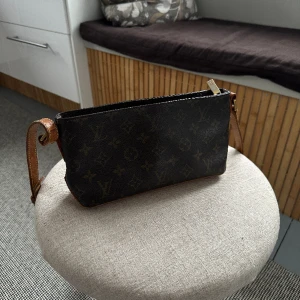 Vintage Louis Vuitton väska - Vintage Louis Vuitton ”Trotteur” väska ifrån 2002, super fint vintage skick.