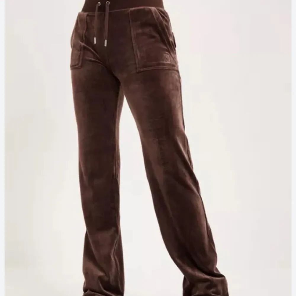 Säljer mina bruna juicy byxor bra skicka inte använt så jätte mycket säljer för dom inte kommer till användning de stordlek xs . Jeans & Byxor.