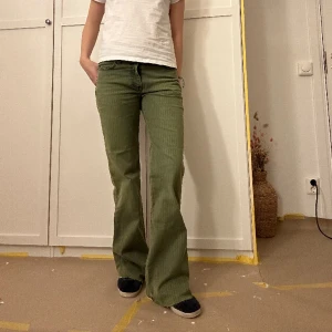 Gröna jeans - Så snygga gröna jeans med gul insida!! Långa i benen och uppklippta längst ned💚💛Midjemått är 40cm rakt över och innerbensmått är ca 79cm💛 köparen står för frakt