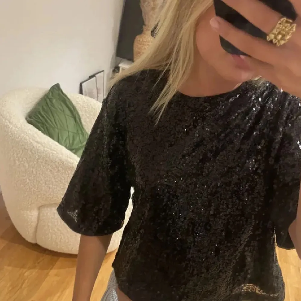 Säljer denna uuur snygga glitter topp från H&M som är perfekt till fester!! Säljs inte mer, skriv vid funderingar. Blusar.