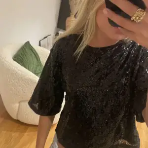 Säljer denna uuur snygga glitter topp från H&M som är perfekt till fester!! Säljs inte mer, skriv vid funderingar