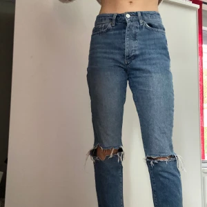 Jeans never denim - Avnända men säljs nu pga för korta. Hålen på knäna är lite upprivna på ena. Köpta på Bikbok.