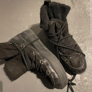 Vinterskor  - Dom är jätte sköna och fina vinterskor enligt mig, har bara använt dem några tillfällen förra vintern, men demr i bra skick! 