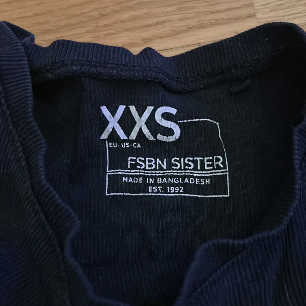 Svart t-shirt från New Yorker i storlek XXS men sitter som XS då den är väldigt stretchig. 🩷 Tecken på användning o säljs därför väldigt billigt . T-shirts.