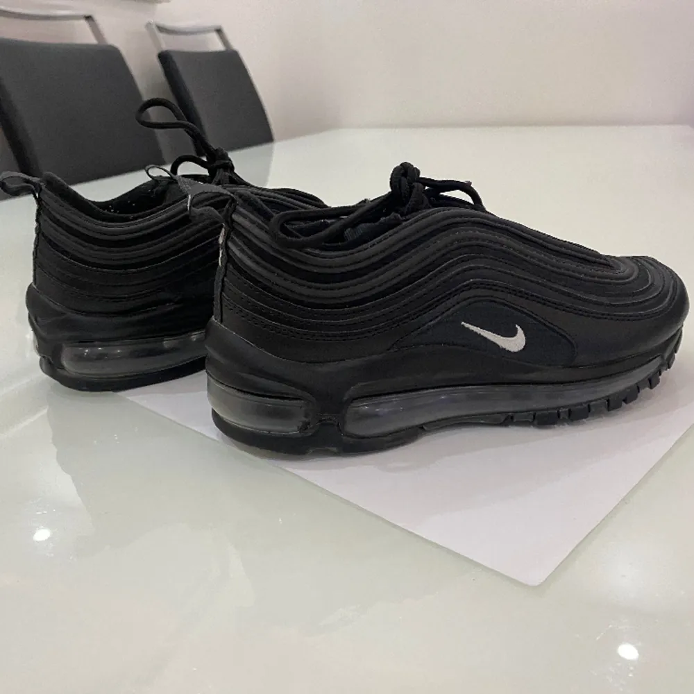 säljer svarta nike air 97s, väldigt sparsamt använda! <3 dessa är i storlek 35.5, som någon som bär skostorlek 36/35 har jag kunnat bruka dessa med! självklart äkta.. Skor.