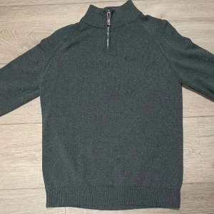 Grå Halvzip - Säljer denna gråa Halvzip, ifrån Bondelid, eftersom den inte används. 