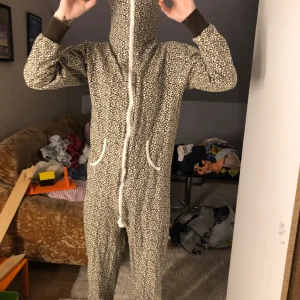 Leopard onepiece set - Leopardmönstrad onepiece dragkedja hela väggen upp 
