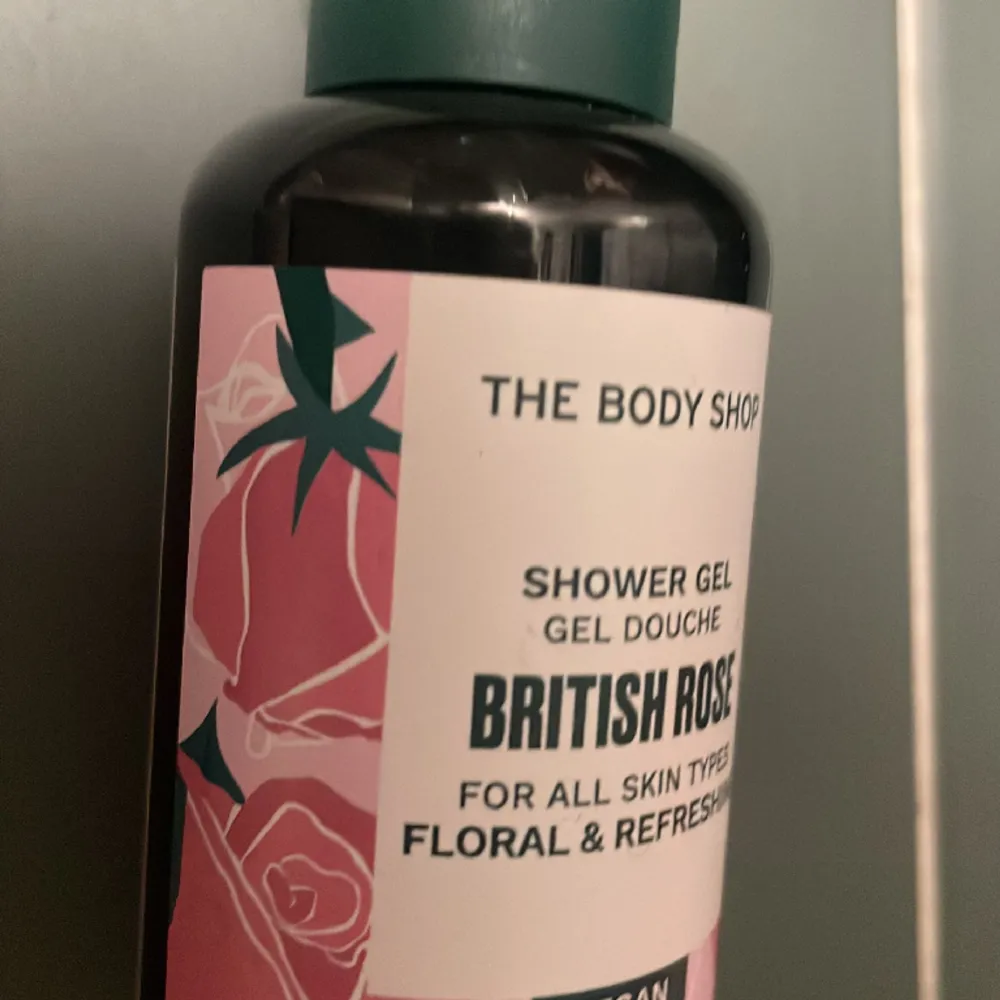 En British Rose shower gel, nästan helt oanvänd och doftar super gott❣️ kostar 25 men pris kan diskuteras 💕💜. Parfym.