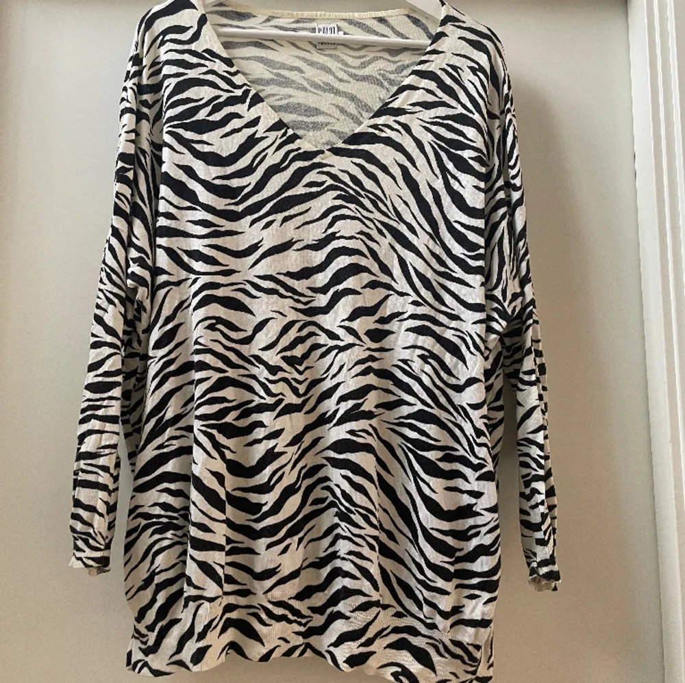 En cool tröja från märket Saint Tropez, i ett zebra mönster.  Storlek L men skulle säga att den passar S/M och har en oversized look!  Så snygg till ett par skinnbyxor t.ex 🤍🥰. Tröjor & Koftor.
