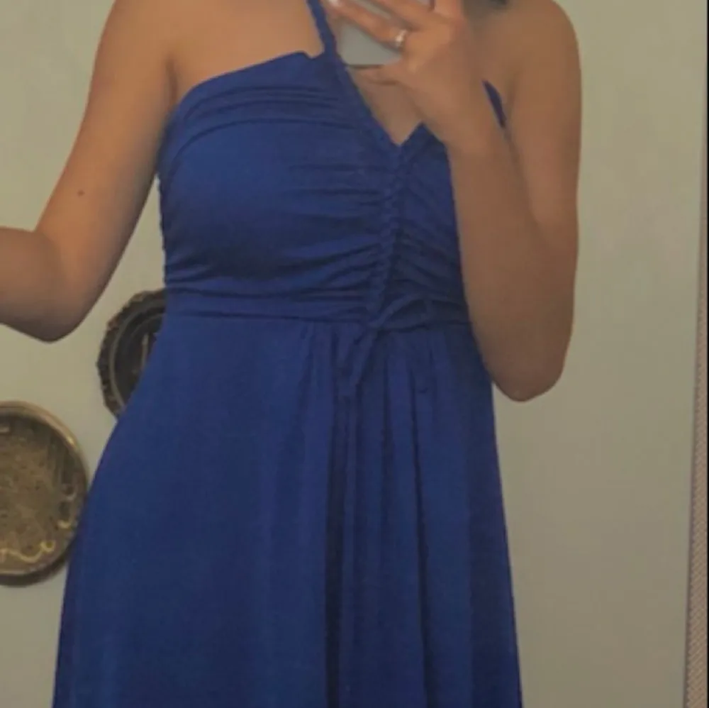En mörkblå lång klänning, använd en eller två gånger . Klänningar.